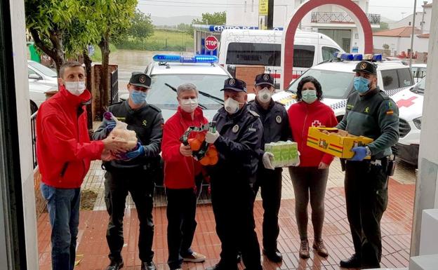 Guardia Civil y Policía Local de Monesterio donan a Cruz Roja 160 kilos de alimentos no perecederos para familias vulnerables