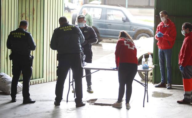 Quince voluntarios de Cruz Roja reparten alimentos a una decena de familias