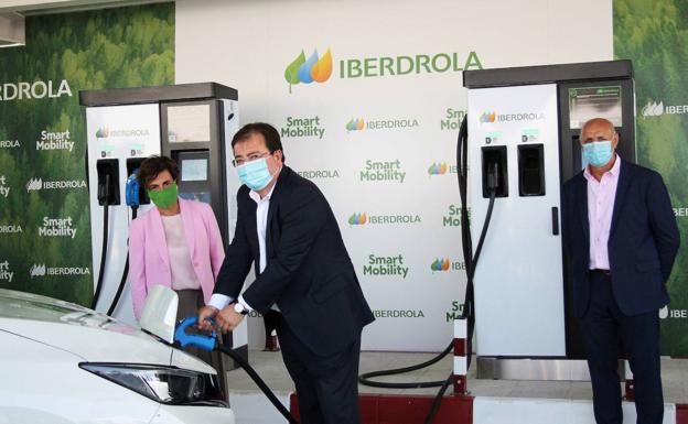 La nueva estación de recarga ubicada en Monesterio permite viajes en coche eléctrico entre el centro y el sur de la península