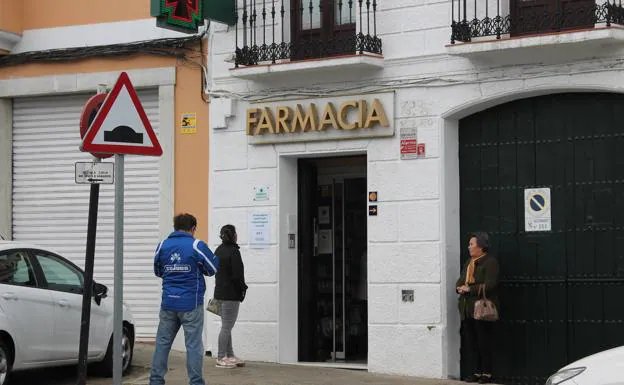 Vecinos de Monesterio a las puertas de una famarcia de la localidad durante la pandemia, cuando aún no era obligatorio el uso de mascarillas en la vía pública /Isabel Ambrona