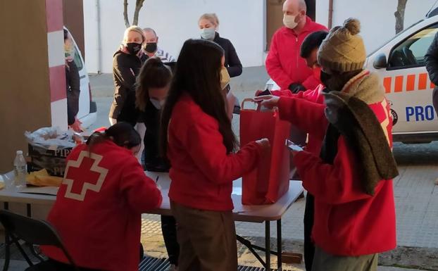Cruz Roja llega a más de un centenar de niños con su campaña solidaria de juguetes