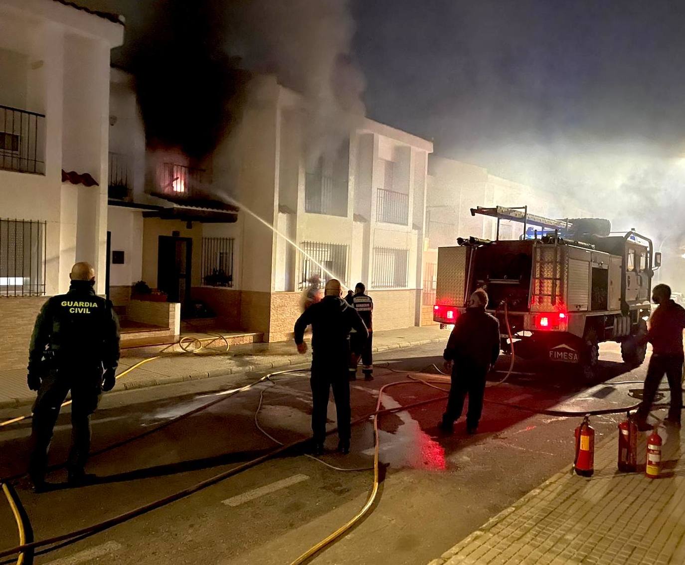 Los Bomberos Voluntarios de Monesterio sofocan el incendio de una vivienda en la calle El Robledillo