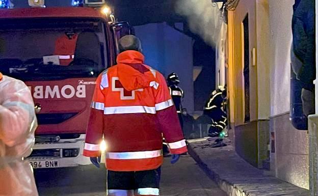 Dos mujeres atendidas en el incendio de una vivienda en Calera de León