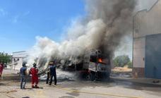 Arde en pleno casco urbano de Monesterio un camión cargado de pacas de paja