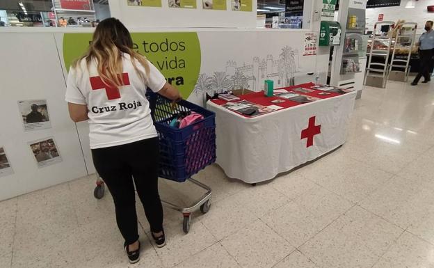 Los voluntarios de Cruz Roja recogen hoy material escolar en Zafra