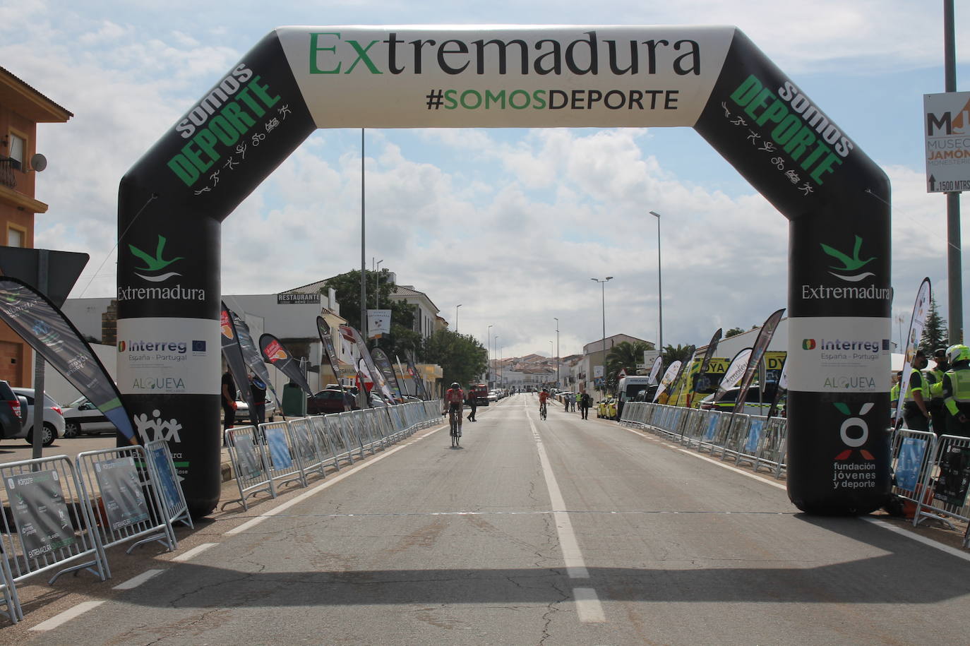Monesterio se convierte en una fiesta con la salida de la Vuelta Ciclista Extremadura 2021