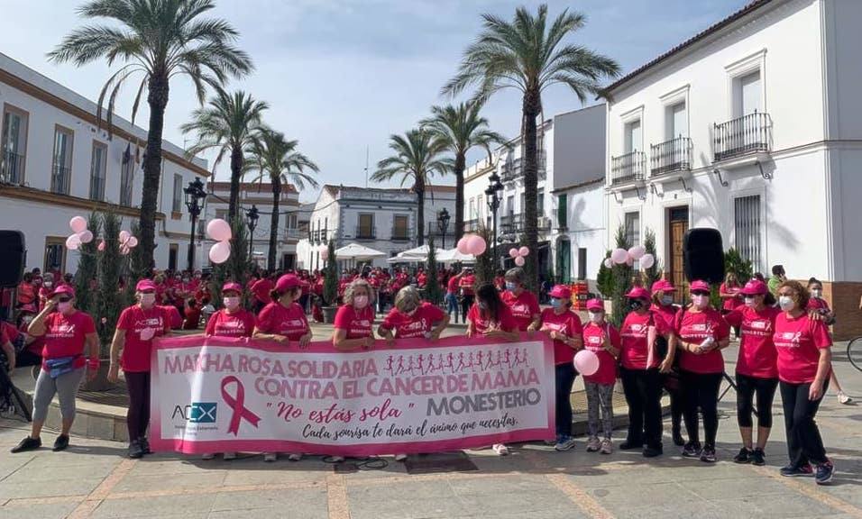 La marea rosa de AOEX contra el cáncer de mama inundó ayer las calles de Monesterio
