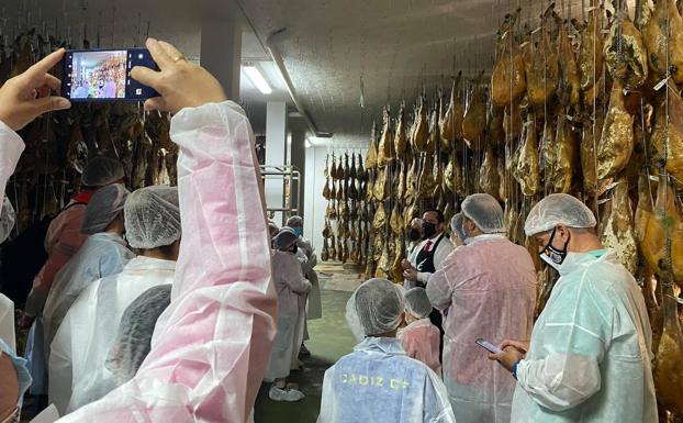 Las 'Visitas Patrimoniales Transfronterizas' descubren los secretos del ibérico en Monesterio