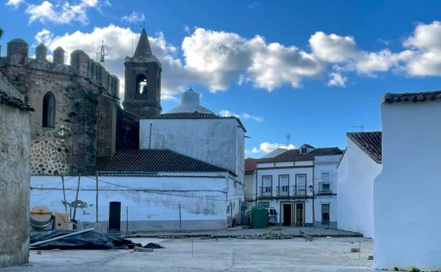 Monesterio mejora su casco antiguo con obras viarias y con la restauración del campanario