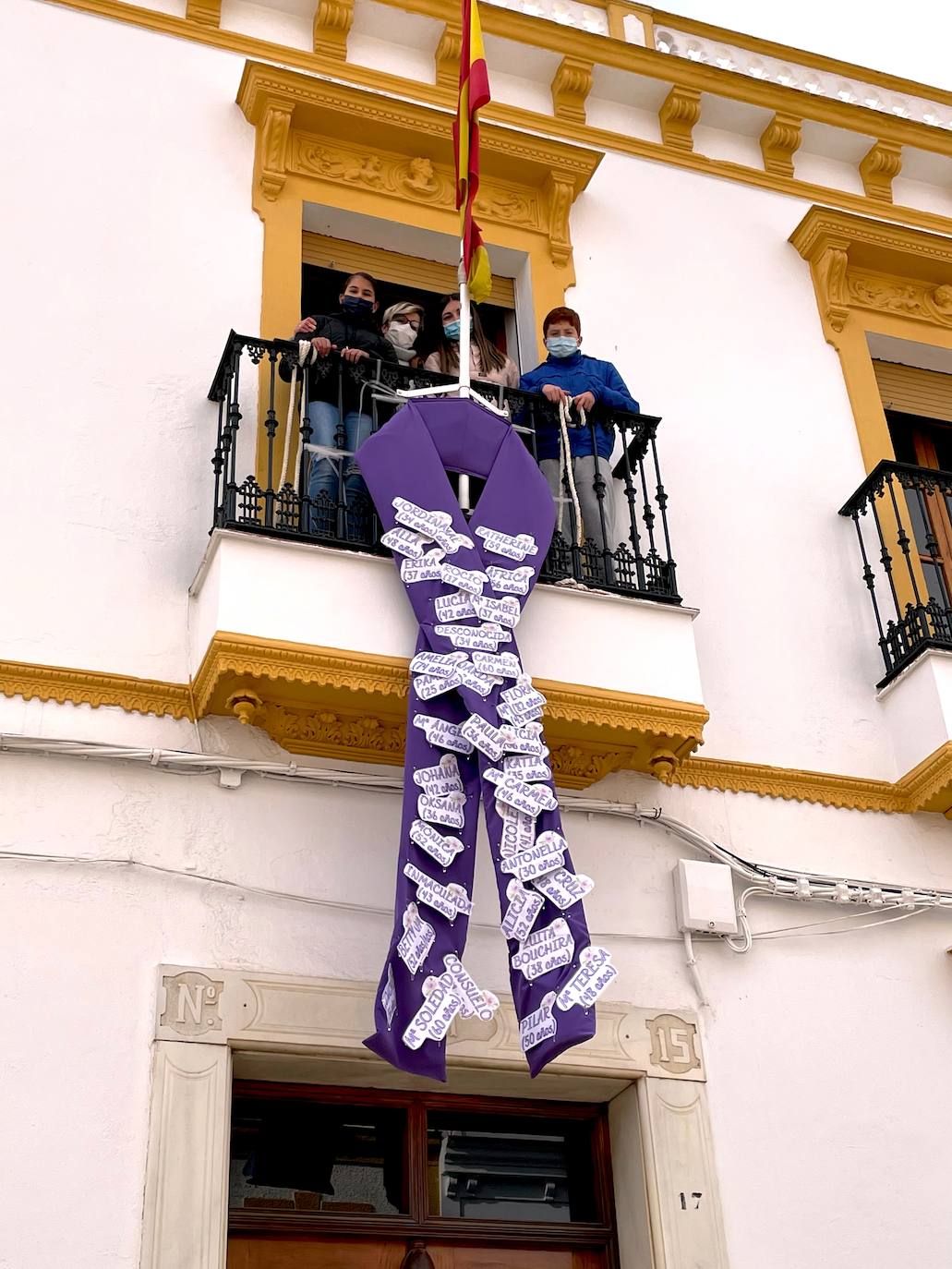 Los alumnos del instituto alzan un gran lazo violeta en la fachada del ayuntamiento con motivo del 25 N