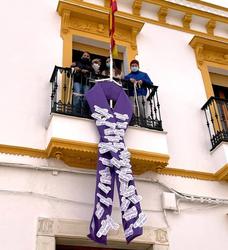 Los alumnos del instituto alzan un gran lazo violeta en la fachada del ayuntamiento con motivo del 25 N