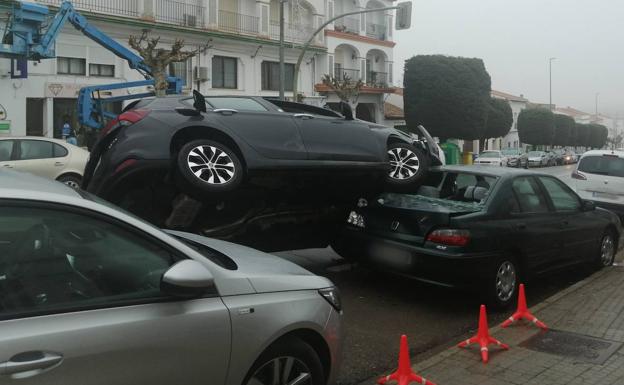Aparatoso accidente de coche en la N-630 a su paso por Monesterio