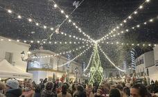 Monesterio inaugura la Navidad con una gran nevada en la Plaza del Pueblo