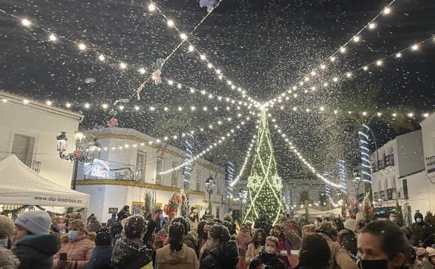 Monesterio inaugura la Navidad con una gran nevada en la Plaza del Pueblo