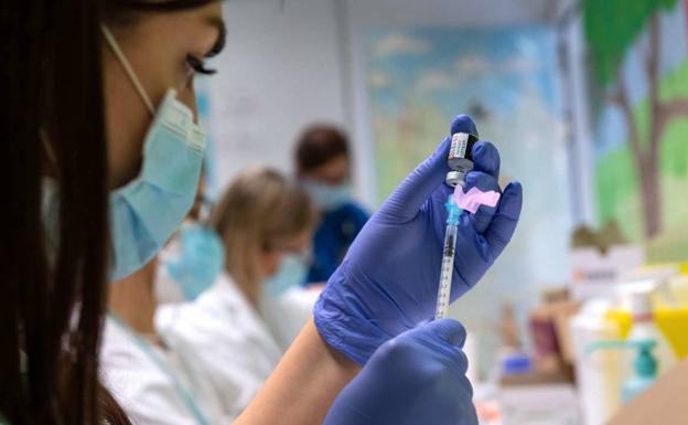 Hoy, llamamiento a profesionales vacunados con AstraZeneca para recibir la tercera dosis