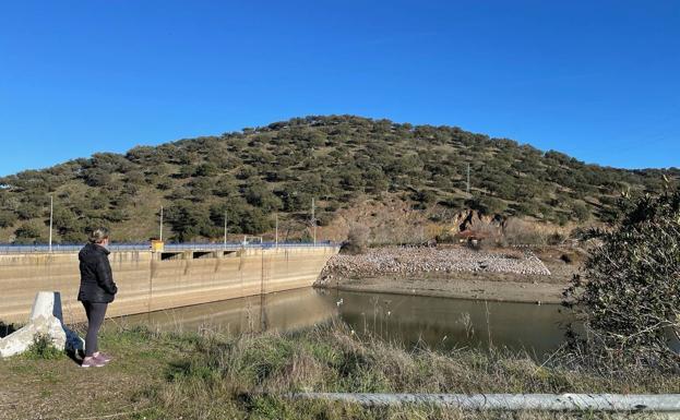 Monesterio asegura el suministro de agua a ganaderías e industrias tras el anuncio de los cortes en el extrarradio