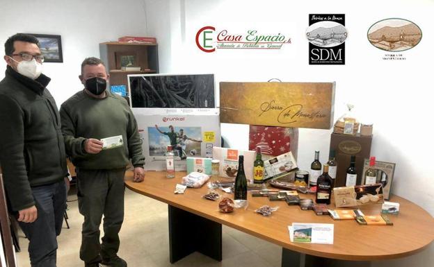 Manuel José Mateos gana la gran cesta navideña de la Sociedad de Cazadores de Monesterio