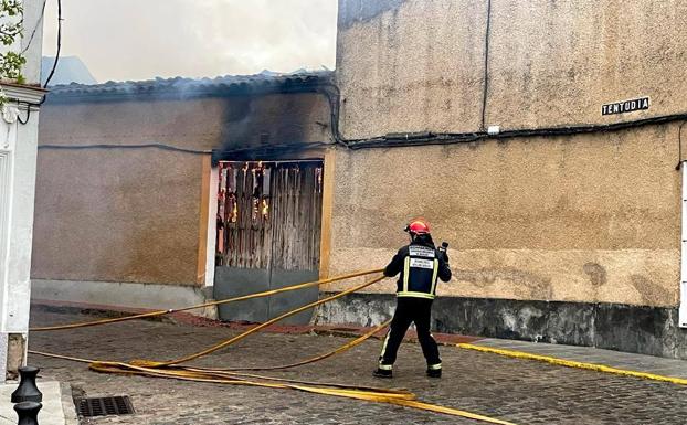 Arde la parte trasera de un domicilio en la calle Tentudía de Monesterio