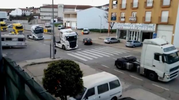 Monesterio despierta este viernes con pitidos de camiones