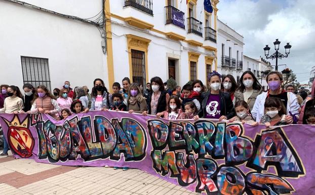 Monesterio reivindica la igualdad entre hombres y mujeres con una marcha