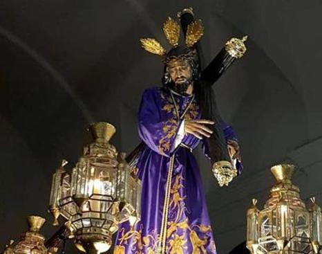 El Jesús Nazareno procesiona este Martes Santo por primera vez con banda de música