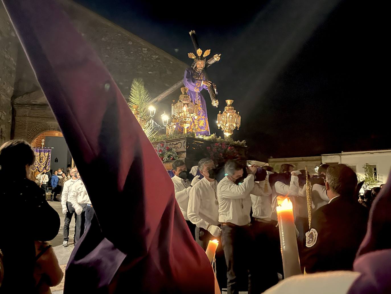La lluvia no impidió a Nuestro Padre Jesús Nazareno procesionar por las calles de Monesterio