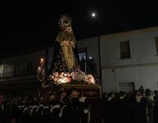 Las mujeres de Monesterio portan por primera vez a la Virgen de los Dolores
