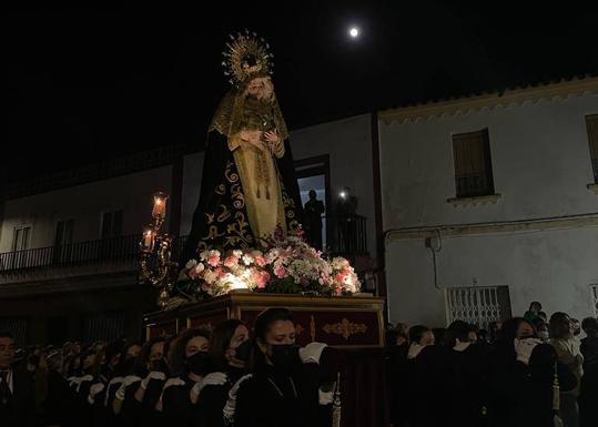 Las mujeres de Monesterio portan por primera vez a la Virgen de los Dolores