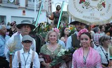 Baño de masas para San Isidro en su procesión por las calles de Monesterio