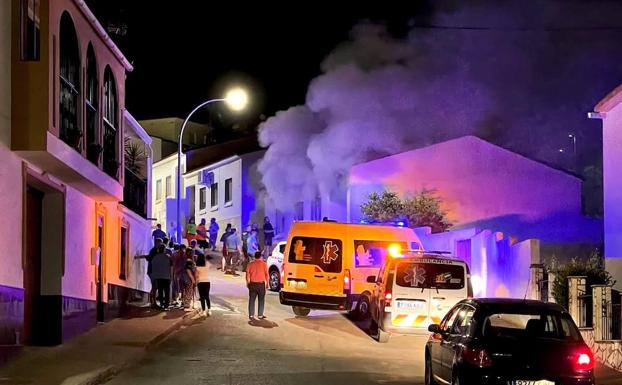 Aspecto de la vivienda en la que cinco personas quedaron anoche atrapadas por las llamas en la calle Río Víar de Monesterio. /C.C.