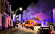 Tres jóvenes y un agente de la guardia civil rescatan a cinco personas del incendio de una vivienda en Monesterio