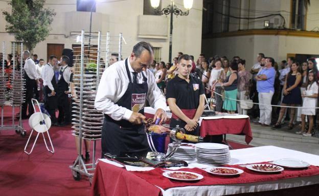 Un chico asiste a un cortador de jamón durante el concurso, en ediciones anteriores /ISABEl AMBRONA