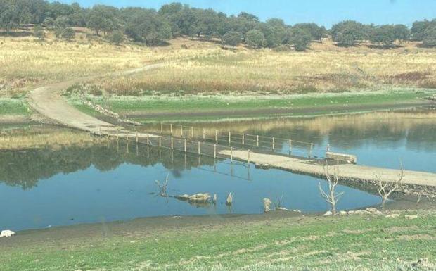 Estado del embalse de Tentudía, que ya deja ver por la falta de agua viejas infraestructuras que quedaron sepultadas por el agua 