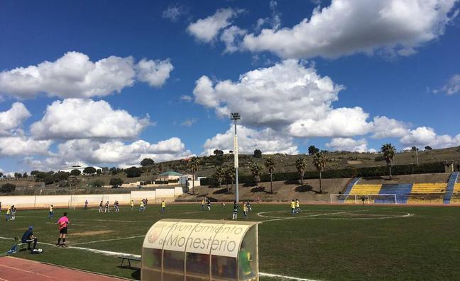 Campo de fútbol del Monesterio durante un partido./ISABEL AMBRONA