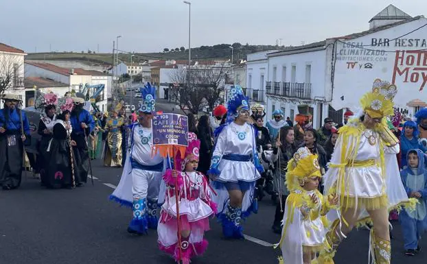 Alta variedad, originalidad y calidad de disfraces en el pasacalles y el posterior concurso del Carnaval