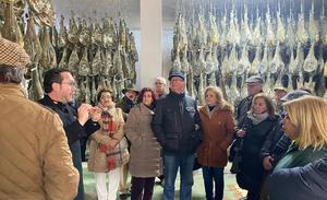 Visita de un grupo de Jerez de la Frontera (Cádiz) al secadero de jamones de la empresa 'Victoriano Contreras Hnos.' de Monesterio 