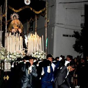 Un grupo de costaleros portan a la Virgen de los Dolores en la Semana Santa de Monesterio 