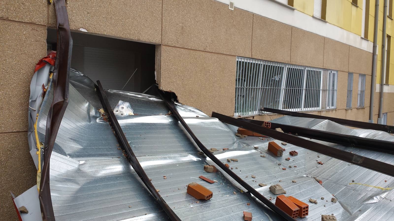 El fuerte viento provoca daños en Plasencia - hoy.es