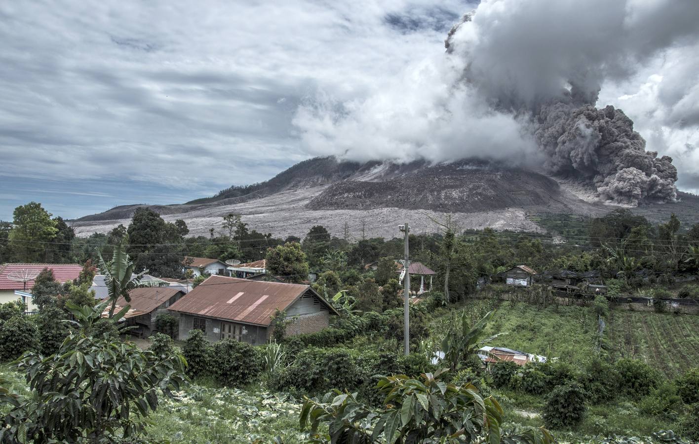 Evacuados por el riesgo de  erupci n del volc n Sinabung  