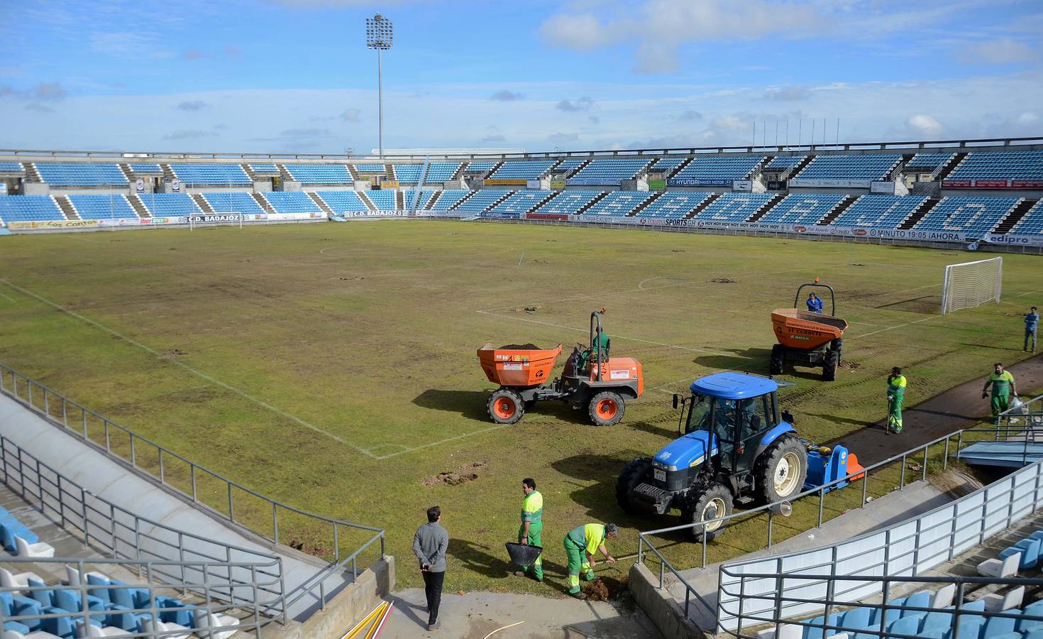 Cambio de césped en el Nuevo Vivero - hoy.es