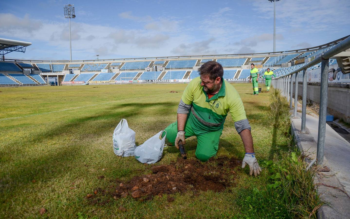 Cambio de césped en el Nuevo Vivero - hoy.es
