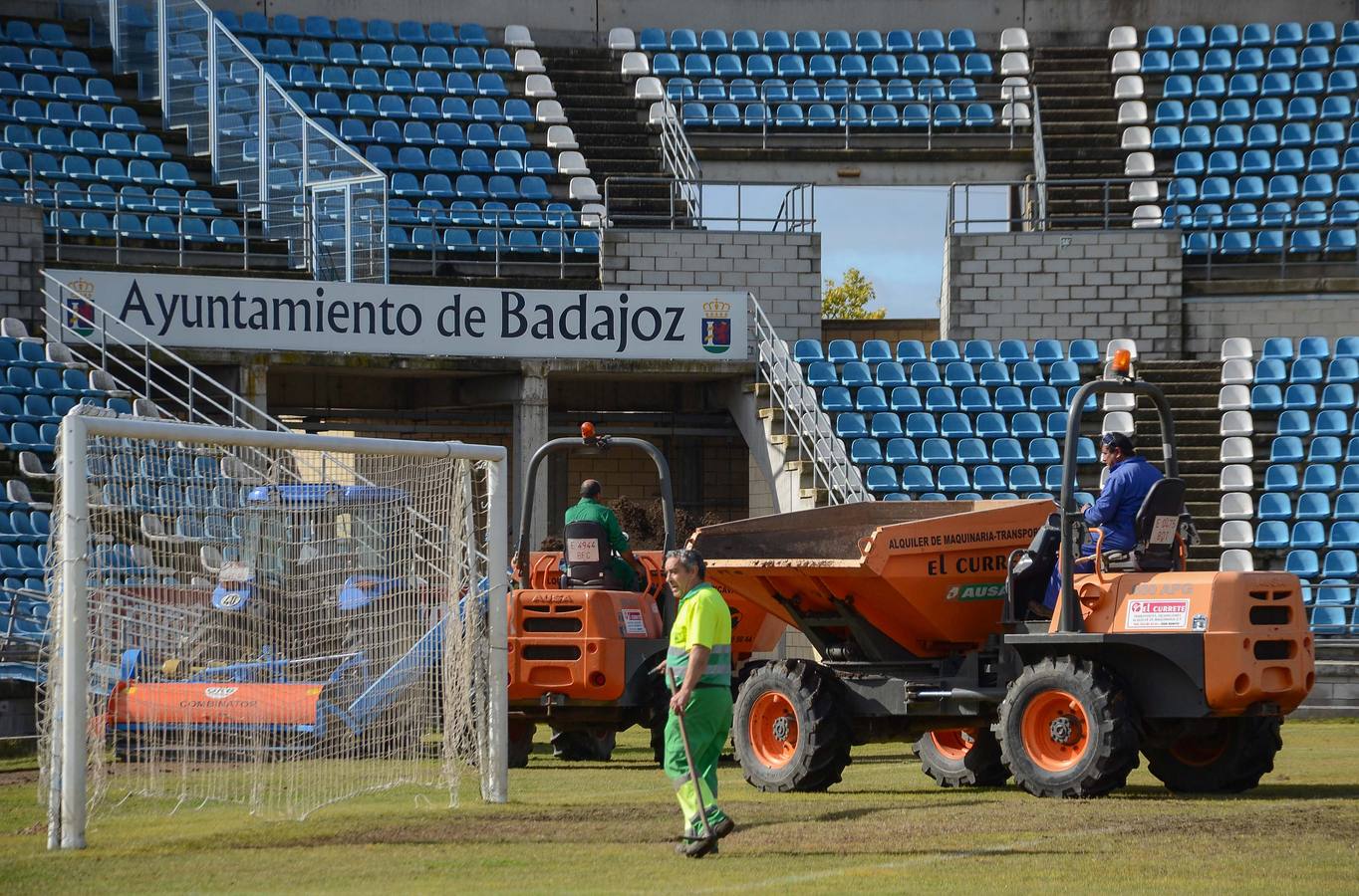 Cambio de césped en el Nuevo Vivero - hoy.es