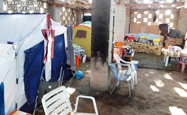 La Guardia Civil detiene a dos empresarios que tenían trabajando a tres niños recogiendo tabaco