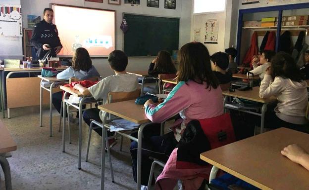 Agentes de la Policía Local, ponentes en un seminario internacional sobre salud en el adolescente