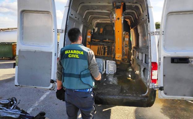 La Guardia Civil de Navalmoral recupera una retroexcavadora sustraída en Torrejón de Ardoz