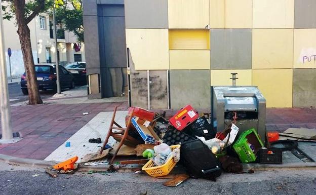 Las 15 últimas sanciones por dejar basura fuera de los contenedores eleva el total a 115 desde julio