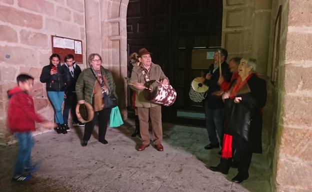 Las fiestas de San Andrés sacan a la calle las primeras zambombas y panderetas