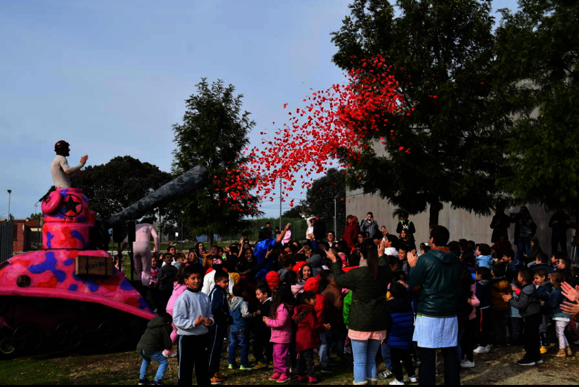 Cerca de 1.000 personas disfrutan del 'tanque de la paz' en Talayuela