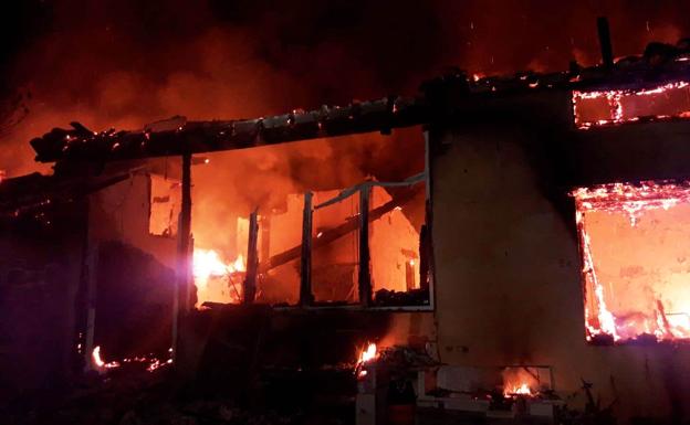 Un incendio calcina de madrugada una vivienda en Valverde de la Vera