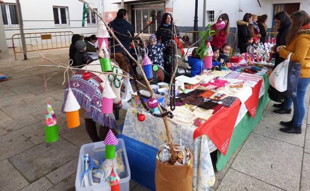 La plaza de España acoge un mercadillo intergeneracional